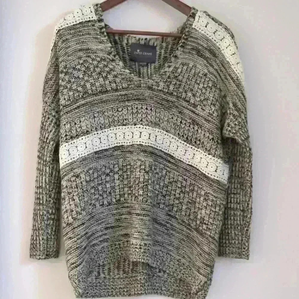 PAPER CRANE | Black/White Knitted Long Sleeve V-Neck Sweater Size M